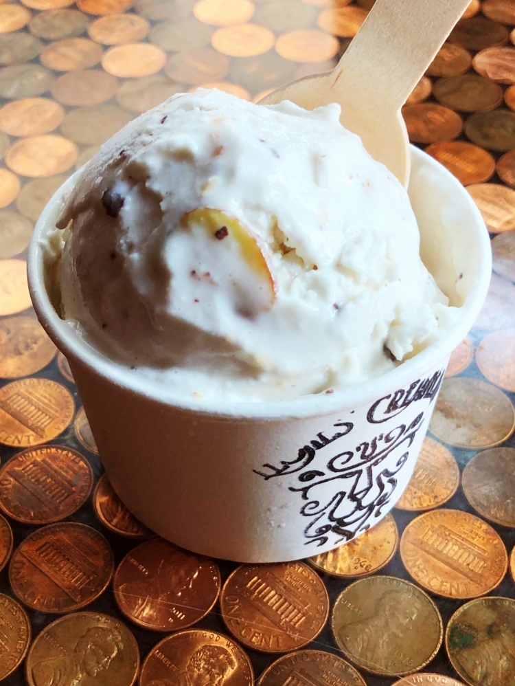 Made with our coconut milk base and vegan! Creamy coconut-almond ice cream studded with crispy coconut, toasted almonds, and dark chocolate.