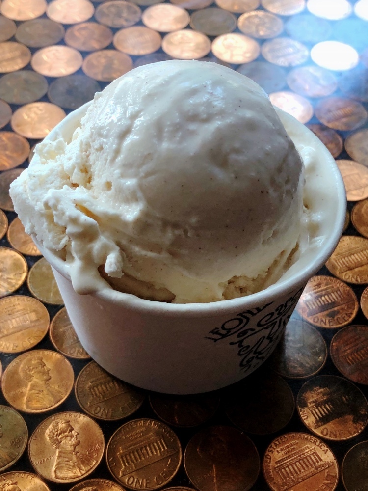 One of our Cinco de Mayo flavors! Fashioned after the classic Latin American drink, this one's made with rice milk, cinnamon, and sweet almond to create a creamy and refreshing scoop.